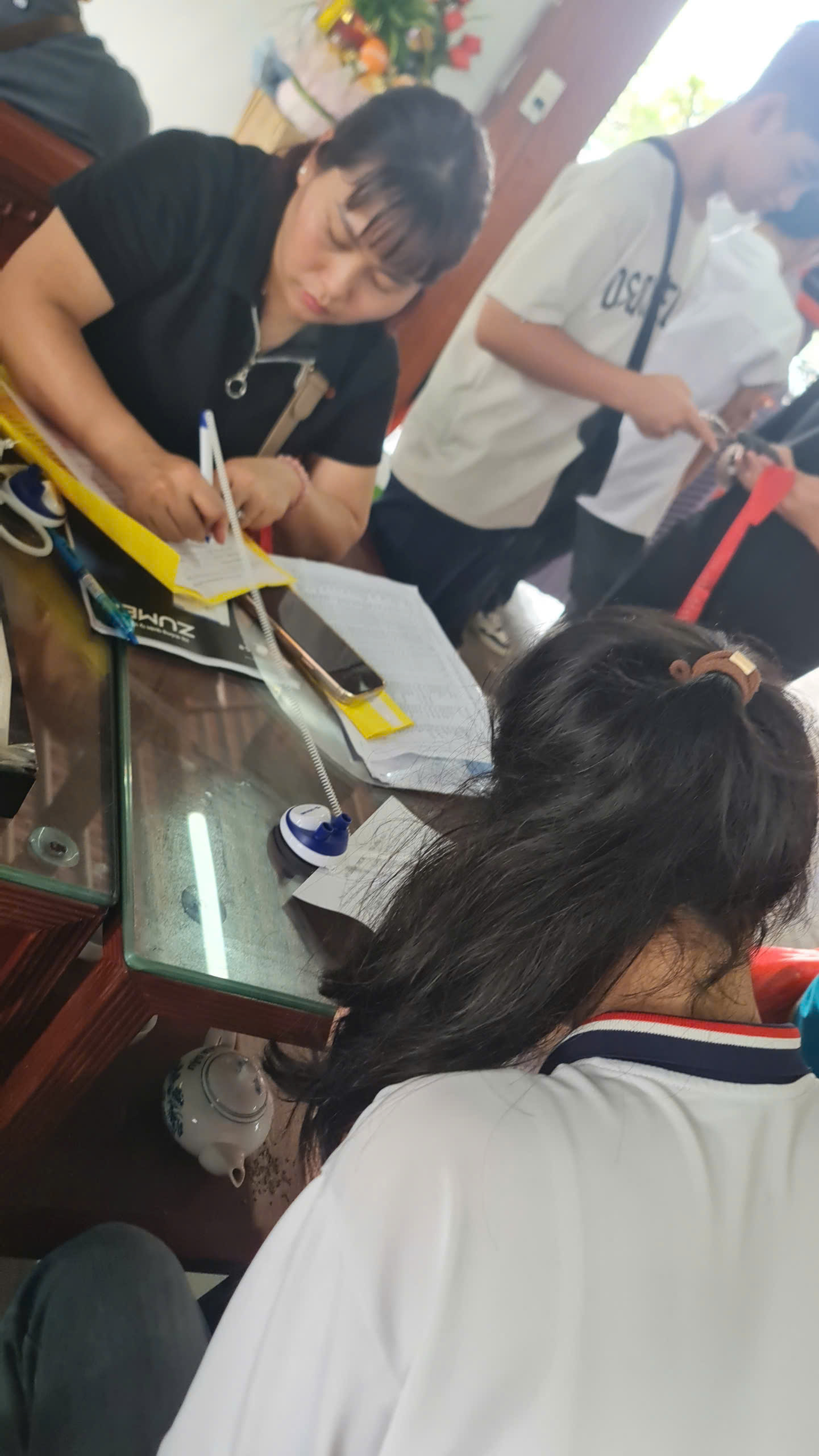 Sĩ tử v&agrave; phụ huynh H&agrave; Nội cầu may tại Ch&ugrave;a Đậu trước kỳ thi tuyển sinh v&agrave;o lớp 10 năm học 2026-2027 - Ảnh 9.