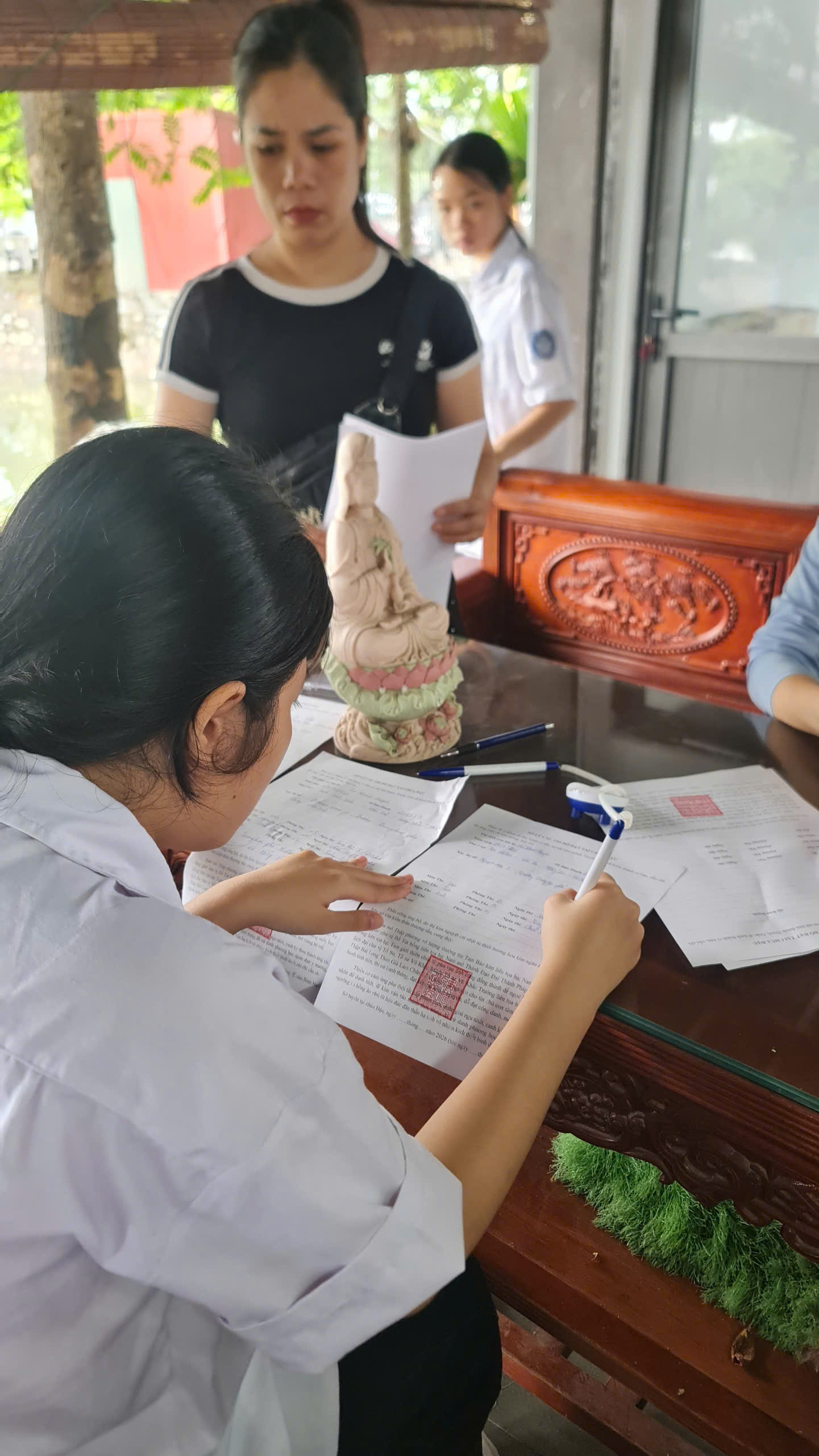 Sĩ tử v&agrave; phụ huynh H&agrave; Nội cầu may tại Ch&ugrave;a Đậu trước kỳ thi tuyển sinh v&agrave;o lớp 10 năm học 2026-2027 - Ảnh 7.