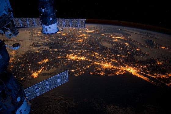 NASA &acirc;m thầm quan s&aacute;t Tr&aacute;i đất v&agrave;o ban đ&ecirc;m, kết quả chỉ ra "nghịch l&yacute;" kh&ocirc;ng ngờ tới, đặc biệt ở ch&acirc;u &Acirc;u - Ảnh 1.
