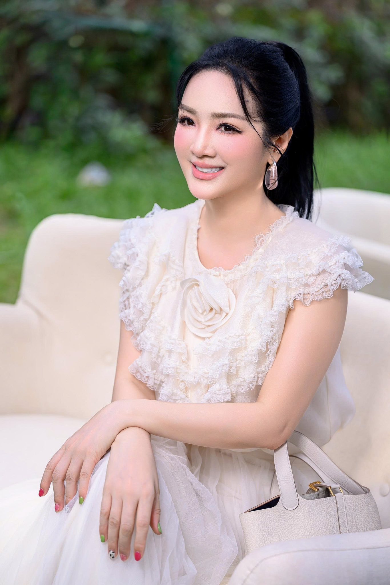 Gi&aacute;ng My tuổi u 60: Mẹ đơn th&acirc;n gi&agrave;u c&oacute; g&acirc;y ch&uacute; &yacute; với d&ograve;ng trạng th&aacute;i đặc biệt - Ảnh 3.