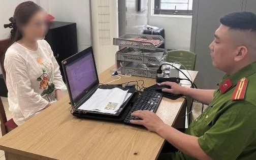 C&ocirc;ng an lập hồ sơ xử l&yacute; người phụ nữ li&ecirc;n tục chửi, t&aacute;t t&agrave;i xế &ocirc; t&ocirc; giữa đường