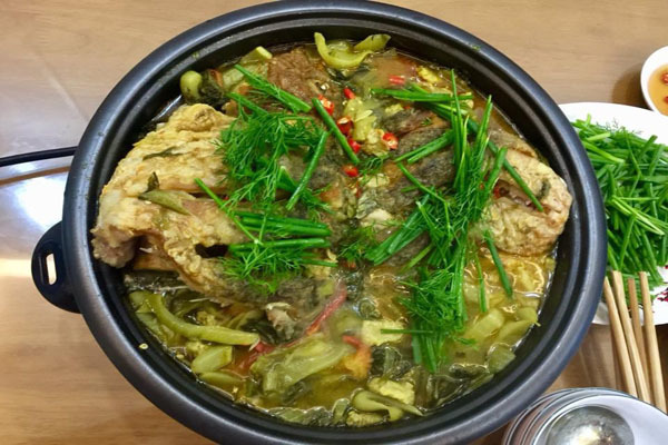Đang m&ugrave;a mận, thả ngay v&agrave;i quả v&agrave;o nồi canh c&aacute; nấu ri&ecirc;u kiểu n&agrave;y, vị chua thanh tho&aacute;t &aacute;t sạch m&ugrave;i tanh - Ảnh 1.