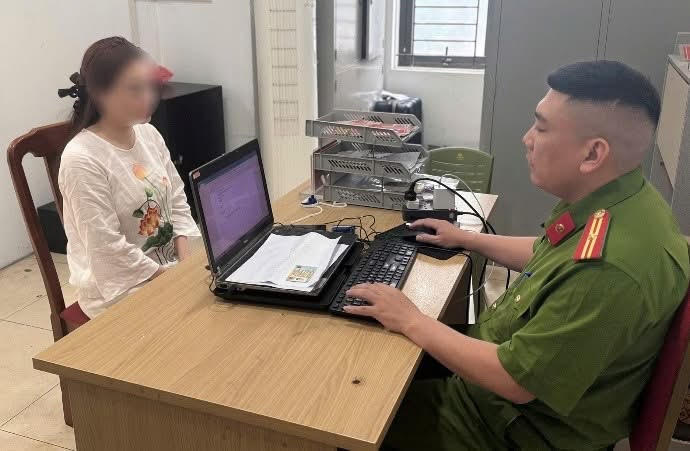 C&ocirc;ng an lập hồ sơ xử l&yacute; người phụ nữ li&ecirc;n tục chửi, t&aacute;t t&agrave;i xế &ocirc; t&ocirc; giữa đường- Ảnh 2.