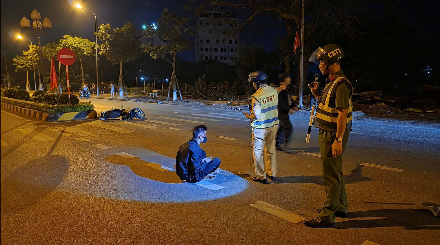 Video phẫn nộ: Thanh ni&ecirc;n đi xe m&aacute;y lạng l&aacute;ch 'th&ocirc;ng chốt', t&ocirc;ng bay r&agrave;o sắt trong đ&ecirc;m - Ảnh 2.