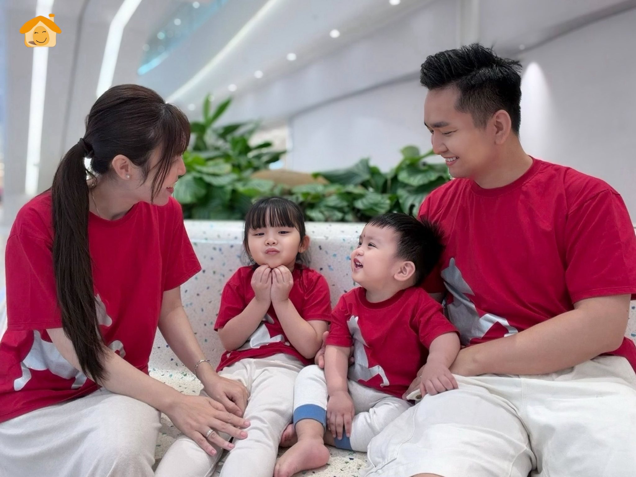 Khoảnh khắc đ&aacute;ng y&ecirc;u của con trai con g&aacute;i MC Hạnh Ph&uacute;c Trong dịp lễ 2026 - Ảnh 9.