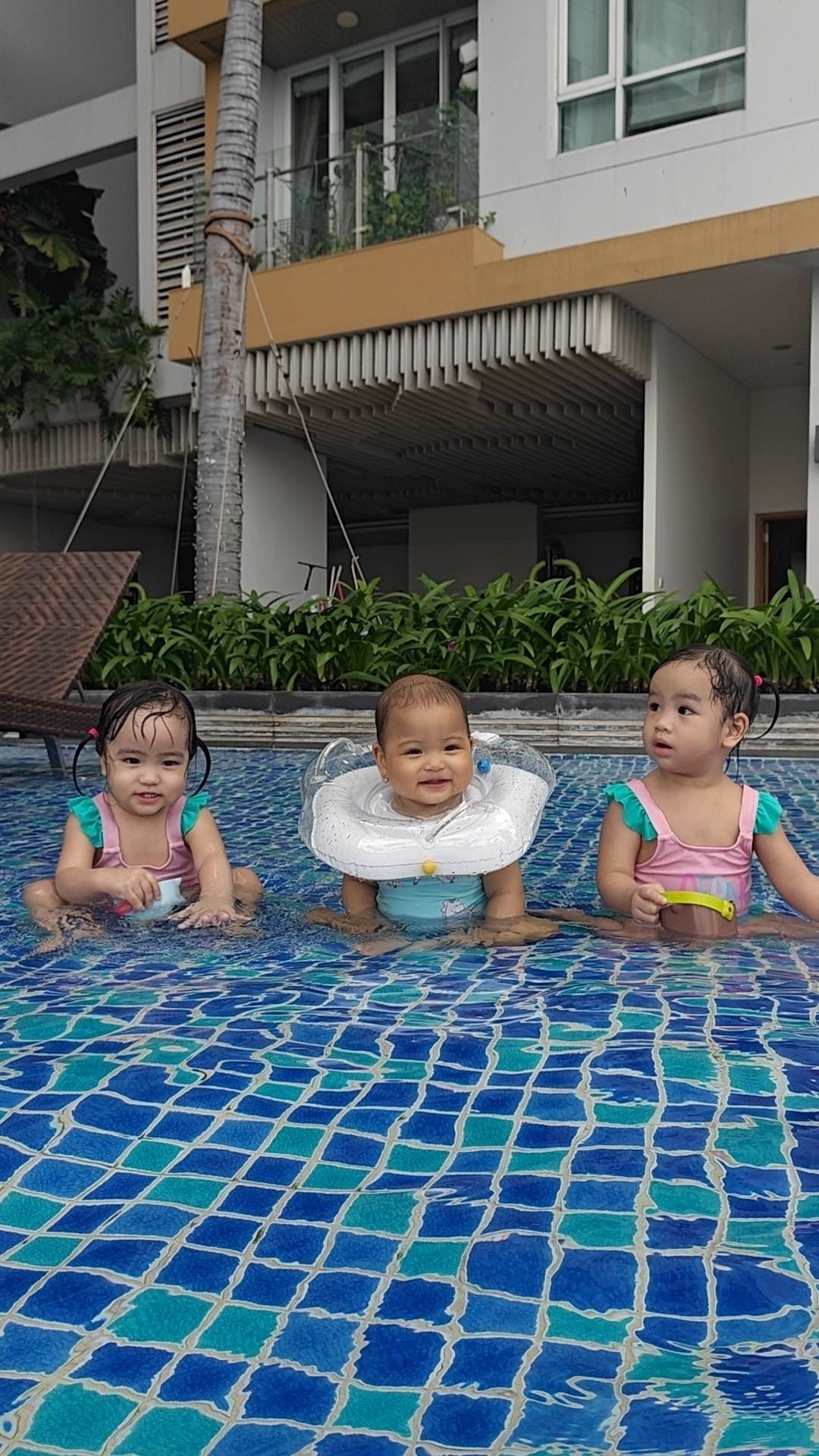 Mẹ chồng H'Hen Ni&ecirc; g&acirc;y ch&uacute; &yacute; với khoảnh khắc b&ecirc;n ch&aacute;u nội - Ảnh 2.
