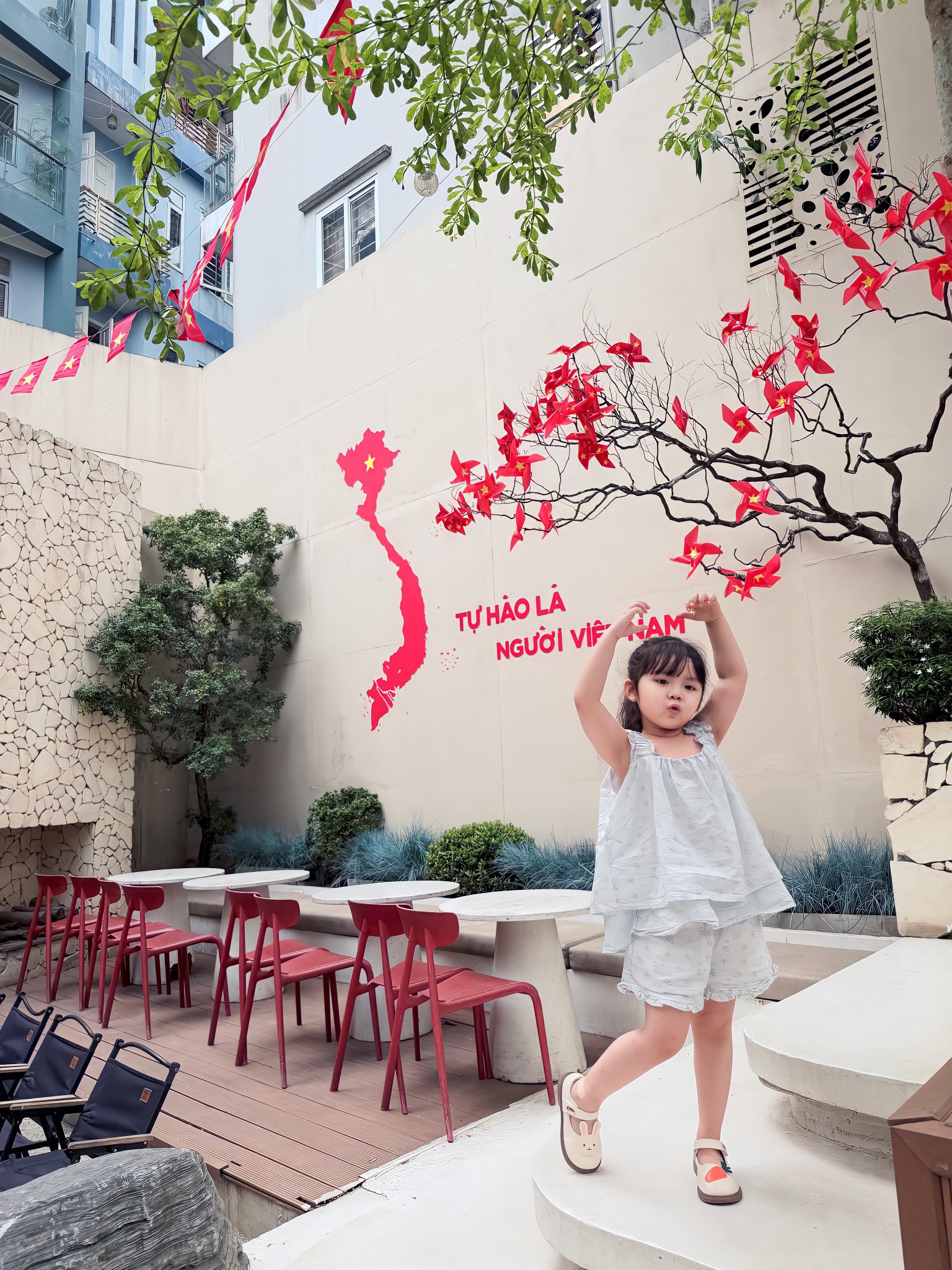 Khoảnh khắc đ&aacute;ng y&ecirc;u của con trai con g&aacute;i MC Hạnh Ph&uacute;c Trong dịp lễ 2026 - Ảnh 6.