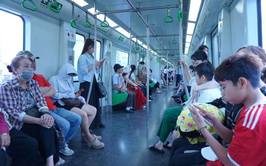 Người d&acirc;n H&agrave; Nội phấn khởi với trải nghiệm giao th&ocirc;ng c&ocirc;ng cộng miễn ph&iacute; trong kỳ nghỉ lễ 30/4-1/5