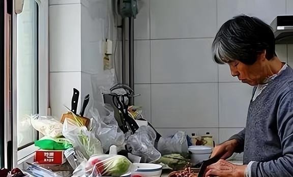 Tuổi gi&agrave; sống c&ugrave;ng con: Tưởng hạnh ph&uacute;c, ai ngờ trở th&agrave;nh người thừa - Ảnh 1.
