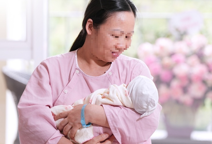 Tưởng mất cơ hội làm mẹ, người phụ nữ U50 bất ngờ mang thai sau 18 năm vô sinh - Ảnh 1.