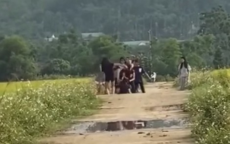 Nữ sinh lớp 8 ở Nghệ An bị đánh hội đồng sau mâu thuẫn trên mạng