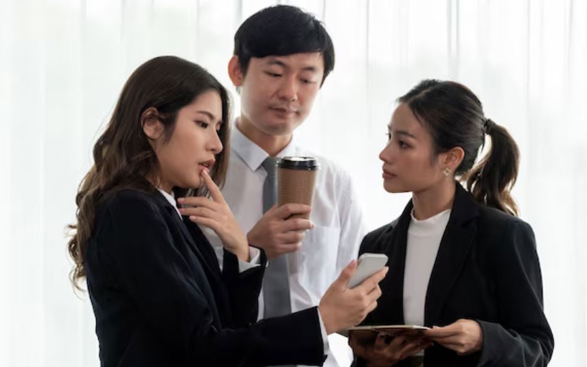 Quay lại l&agrave;m việc sau nghỉ hưu, cựu trưởng ph&ograve;ng chết lặng khi nghe đồng nghiệp n&oacute;i sau lưng
