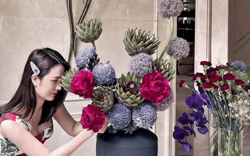 Nh&igrave;n ph&uacute; b&agrave; Ngọc Loan m&ecirc; mẩn cắm atiso khổng lồ, cư d&acirc;n mạng xu&yacute;t xoa "đề nghị" mở ngay lớp dạy cắm hoa v&igrave; gu qu&aacute; đỉnh - Ảnh 4.