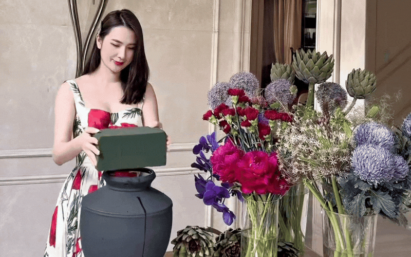 Nh&igrave;n ph&uacute; b&agrave; Ngọc Loan m&ecirc; mẩn cắm atiso khổng lồ, cư d&acirc;n mạng xu&yacute;t xoa "đề nghị" mở ngay lớp dạy cắm hoa v&igrave; gu qu&aacute; đỉnh - Ảnh 2.