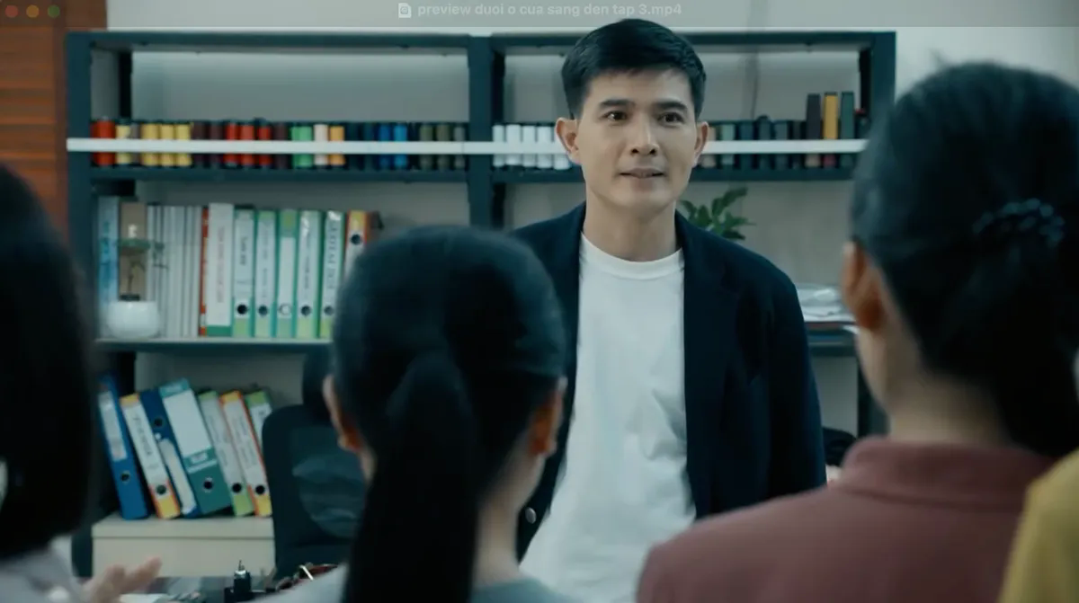 Dưới ô cửa sáng đèn - Tập 3: Sinh đòi "bẻ răng" ứng tiền cho công nhân - Ảnh 2. Dưới ô cửa sáng đèn - Tập 3: Sinh đòi "bẻ răng" ứng tiền cho công nhân - Ảnh 2.