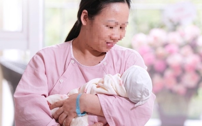 Tưởng mất cơ hội làm mẹ, người phụ nữ U50 bất ngờ mang thai sau 18 năm vô sinh