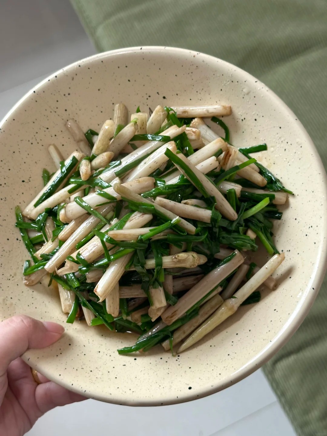 Đi chợ thấy loại rau n&agrave;y nhất định phải mua: X&agrave;o với hẹ 5 ph&uacute;t ra m&oacute;n ngon "tốn cơm", người s&agrave;nh ăn mới biết - Ảnh 1.