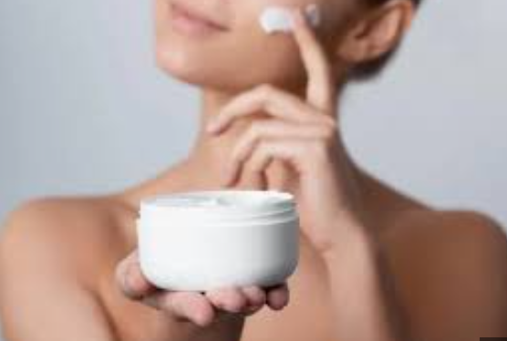 Nằm l&ograve;ng 7 lợi &iacute;ch n&agrave;y của kem dưỡng ẩm để nu&ocirc;i dưỡng l&agrave;n da khỏe đẹp từ gốc - Ảnh 1.