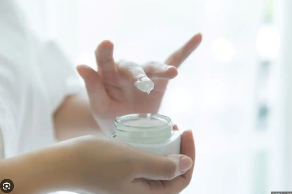 Nằm l&ograve;ng 7 lợi &iacute;ch n&agrave;y của kem dưỡng ẩm để nu&ocirc;i dưỡng l&agrave;n da khỏe đẹp từ gốc - Ảnh 2.