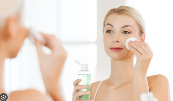 Quy tr&igrave;nh 4 bước skincare buổi tối cho da dầu: Da sạch s&acirc;u, mịn m&agrave;ng sau một đ&ecirc;m - Ảnh 1.