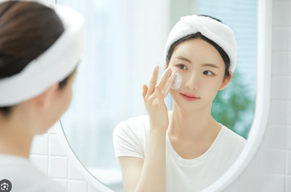 Quy tr&igrave;nh 4 bước skincare buổi tối cho da dầu: Da sạch s&acirc;u, mịn m&agrave;ng sau một đ&ecirc;m - Ảnh 2.