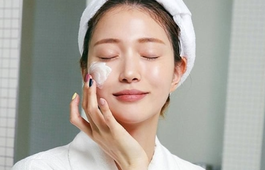 Quy tr&igrave;nh 4 bước skincare buổi tối cho da dầu: Da sạch s&acirc;u, mịn m&agrave;ng sau một đ&ecirc;m - Ảnh 3.