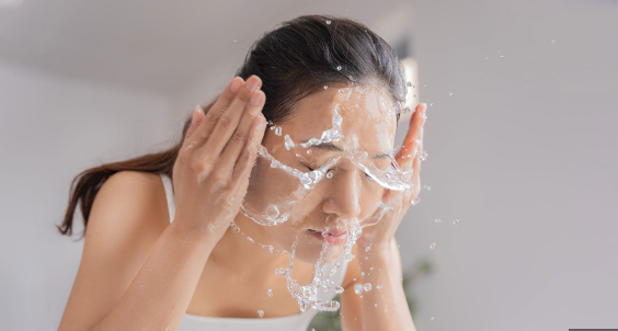 C&aacute;c bước skincare c&aacute;ch nhau bao nhi&ecirc;u ph&uacute;t l&agrave; "chuẩn" nhất cho da? - Ảnh 1.