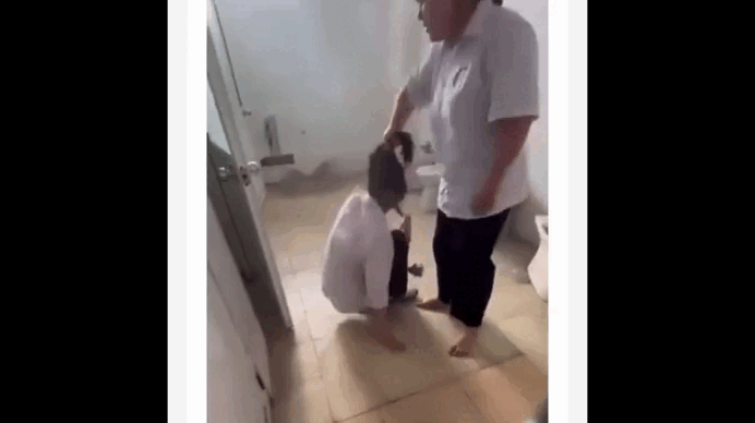 Phú Thọ: Nữ sinh lớp 10 nhập viện cấp cứu sau trận đòn hội đồng tại nhà vệ sinh - Ảnh 1. Phú Thọ: Nữ sinh lớp 10 nhập viện cấp cứu sau trận đòn hội đồng tại nhà vệ sinh - Ảnh 1.