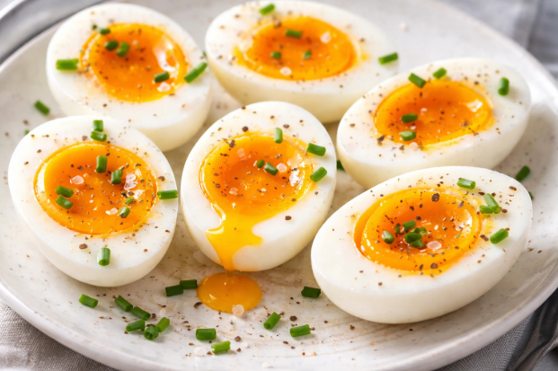 M&ugrave;a h&egrave; n&ecirc;n ăn trứng thế n&agrave;o để kh&ocirc;ng tăng cholesterol? Chuy&ecirc;n gia khuyến c&aacute;o c&aacute;ch ăn an to&agrave;n nhất - Ảnh 1.
