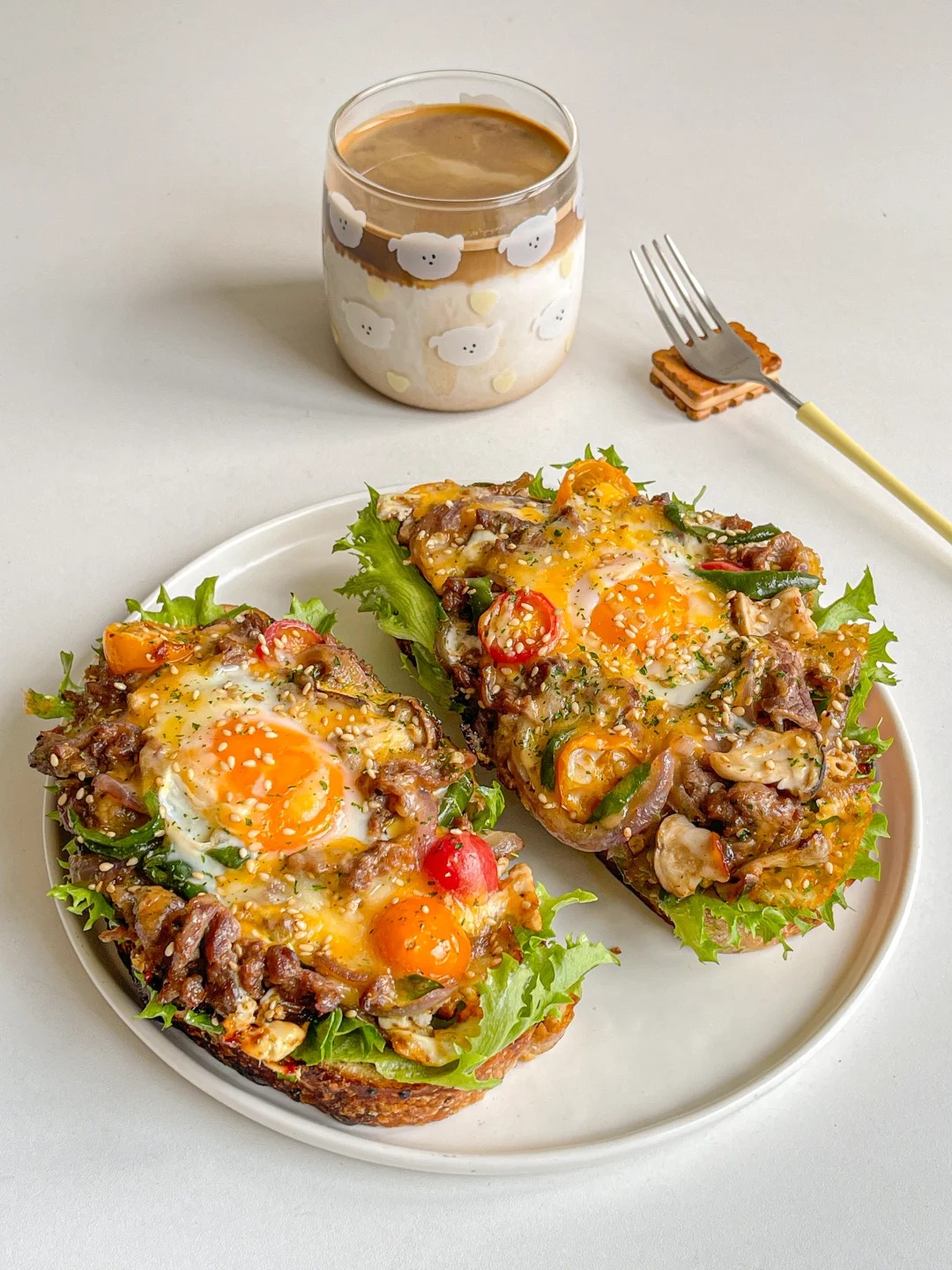 Bữa brunch cuối tuần "chuẩn tiệm" tại nh&agrave;: B&aacute;nh m&igrave; kẹp b&ograve; x&agrave;o rau củ ph&ocirc; mai chảy, l&agrave;m 15 ph&uacute;t m&agrave; ngon hết sảy- Ảnh 2.