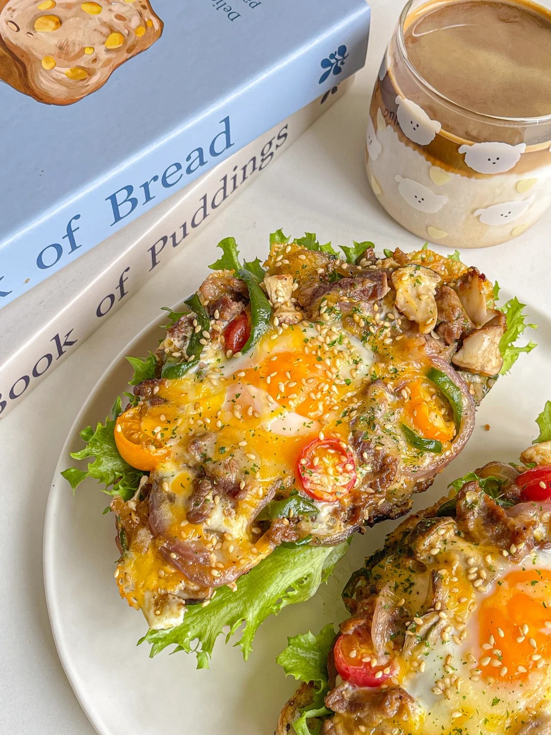 Bữa brunch cuối tuần "chuẩn tiệm" tại nh&agrave;: B&aacute;nh m&igrave; kẹp b&ograve; x&agrave;o rau củ ph&ocirc; mai chảy, l&agrave;m 15 ph&uacute;t m&agrave; ngon hết sảy- Ảnh 1.