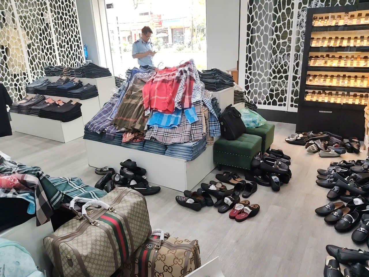 Hà Nội: Phát hiện Công ty TNHH Nhật Phương Linh công khai kinh doanh hàng ngàn sản phẩm thời trang có dấu hiệu giả mạo - Ảnh 5. Hà Nội: Phát hiện Công ty TNHH Nhật Phương Linh công khai kinh doanh hàng ngàn sản phẩm thời trang có dấu hiệu giả mạo - Ảnh 5.
