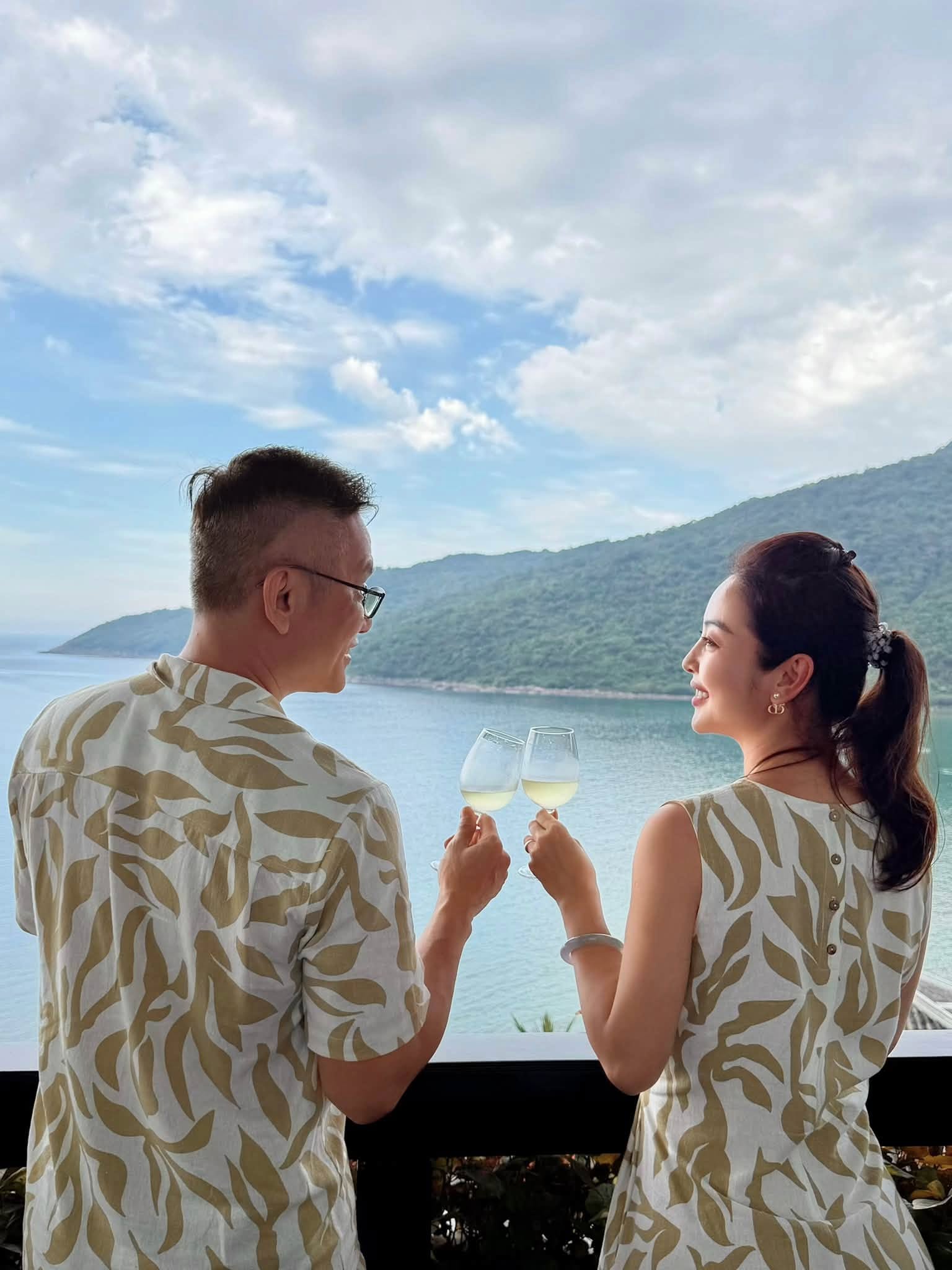 Hoa hậu Jennifer Phạm l&atilde;ng mạn b&ecirc;n chồng doanh nh&acirc;n v&agrave; tin vui từ Saka Trương Tuyền - Ảnh 1.