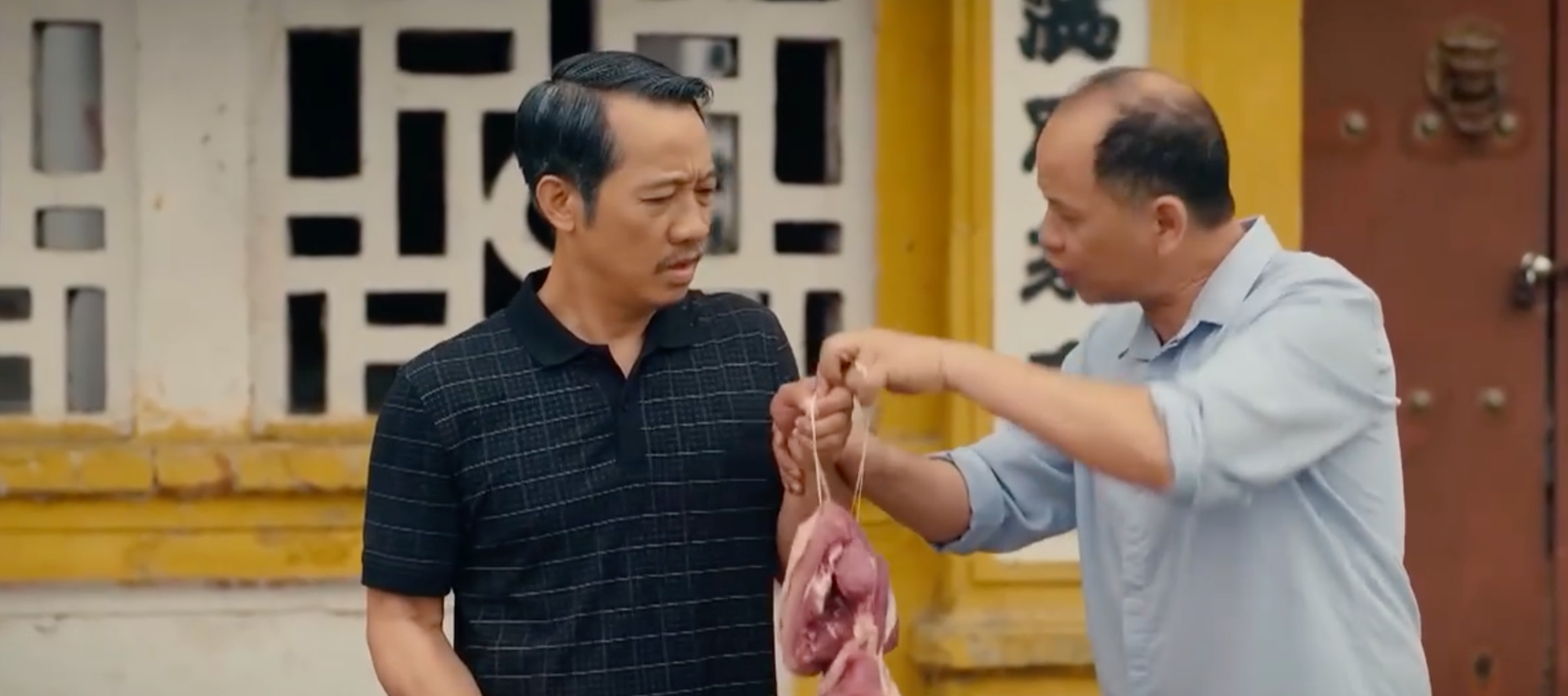 &Ocirc;ng Trực sang nh&agrave; h&agrave;ng x&oacute;m l&agrave;m l&agrave;nh, xin cho Trung được l&agrave;m con rể - Ảnh 3.