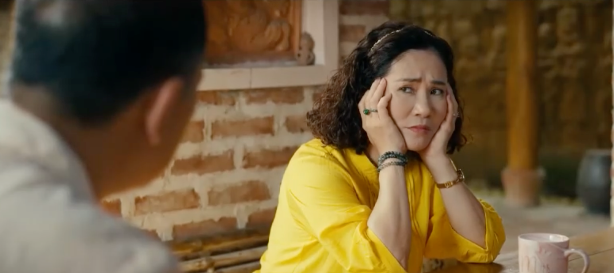 &Ocirc;ng Trực sang nh&agrave; h&agrave;ng x&oacute;m l&agrave;m l&agrave;nh, xin cho Trung được l&agrave;m con rể - Ảnh 2.
