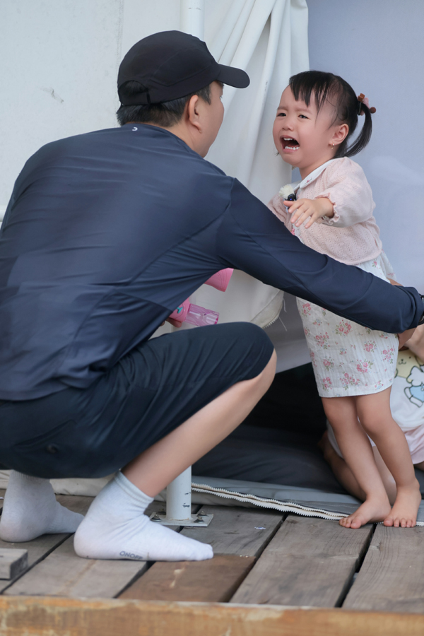 Đời thực bố mẹ si&ecirc;u gi&agrave;u nhưng con trai Đăng Kh&ocirc;i b&ugrave;ng nổ cảm x&uacute;c trong lần đầu khởi nghiệp b&aacute;n h&agrave;ng - Ảnh 4.