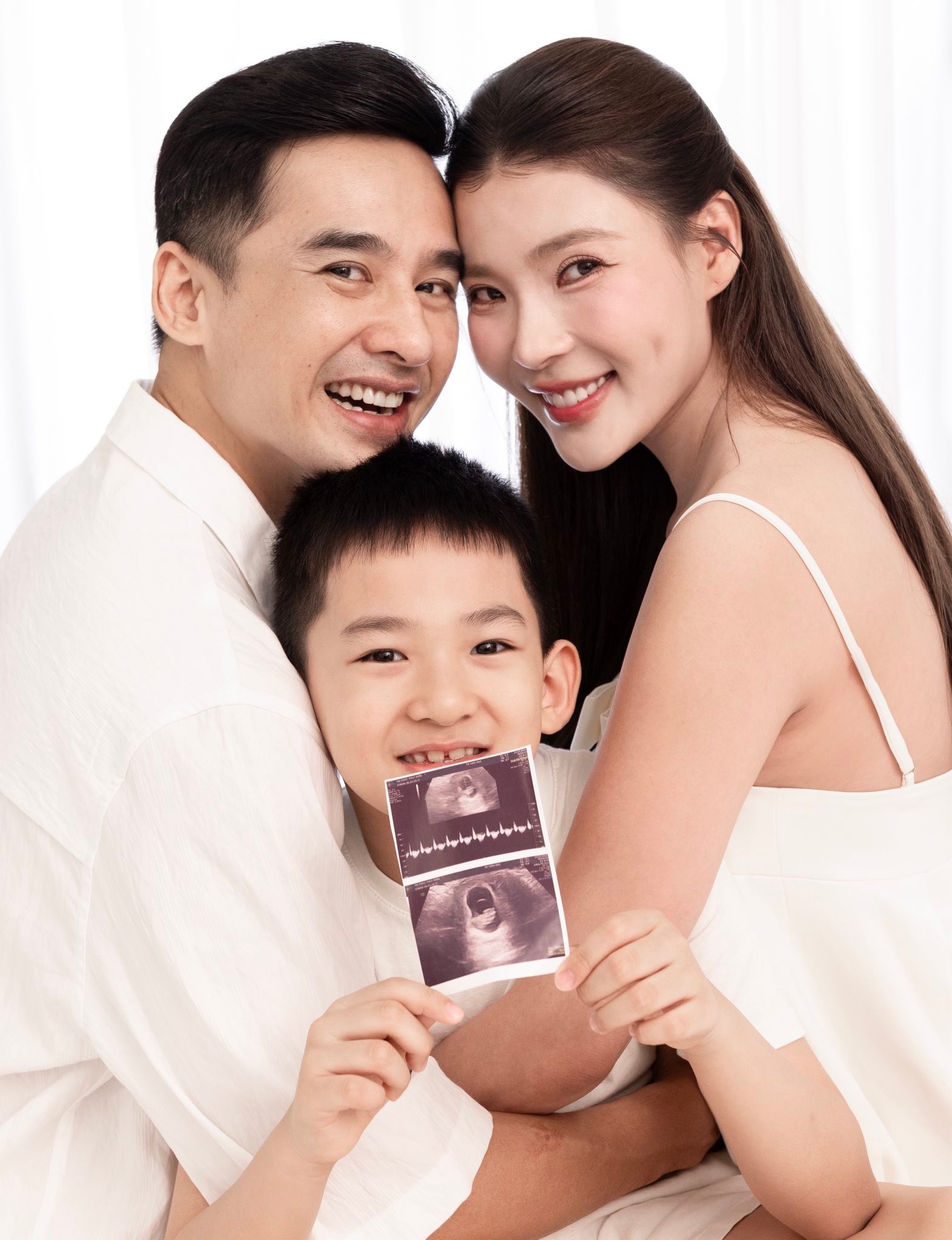Th&uacute;y diễm hạnh ph&uacute;c được chồng chăm s&oacute;c trong thời kỳ mang thai lần hai - Ảnh 7.