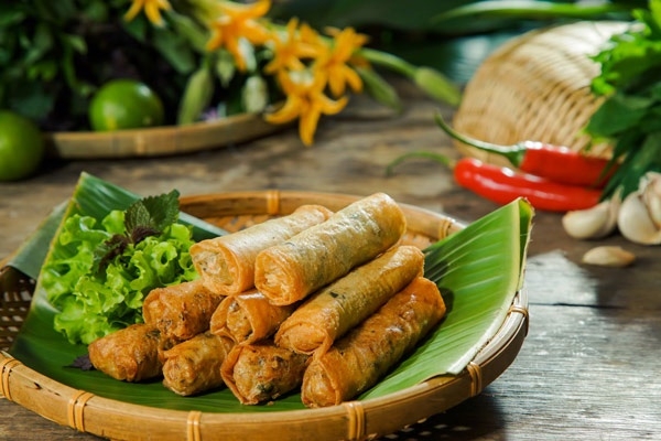 &Ocirc;i giời ơi bỏ ngay nắm l&aacute; n&agrave;y v&agrave;o nem r&aacute;n th&igrave; đừng hỏi tại sao nắng n&oacute;ng vẫn hết sạch đĩa - Ảnh 2.