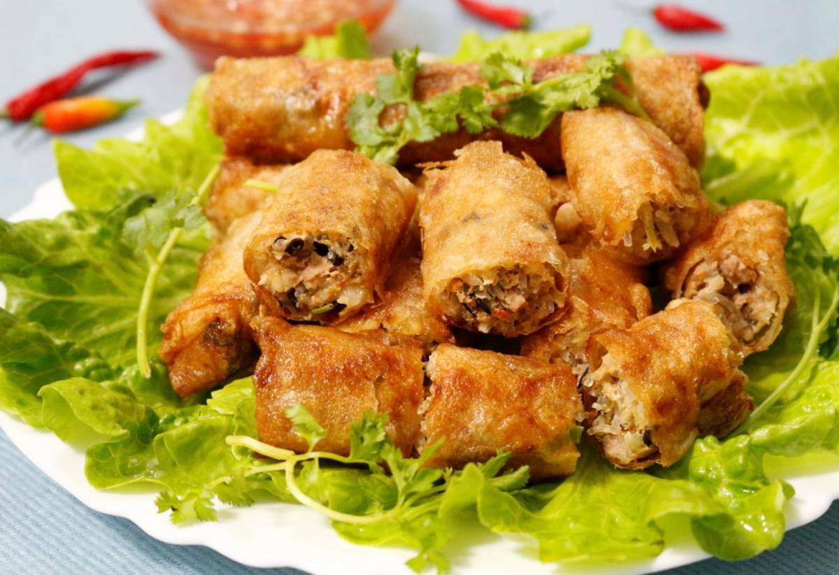 &Ocirc;i giời ơi bỏ ngay nắm l&aacute; n&agrave;y v&agrave;o nem r&aacute;n th&igrave; đừng hỏi tại sao nắng n&oacute;ng vẫn hết sạch đĩa - Ảnh 1.