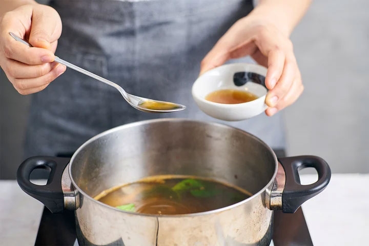 Sai lầm khi n&ecirc;m nước mắm l&uacute;c m&oacute;n ăn đang s&ocirc;i: Nhiều người Việt mắc phải m&agrave; kh&ocirc;ng biết đang tự l&agrave;m mất vị ngon - Ảnh 1.