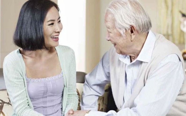 Sống cùng con gái 1 năm tôi mới hiểu: Tuổi già muốn hạnh phúc phải biết "buông" 3 điều