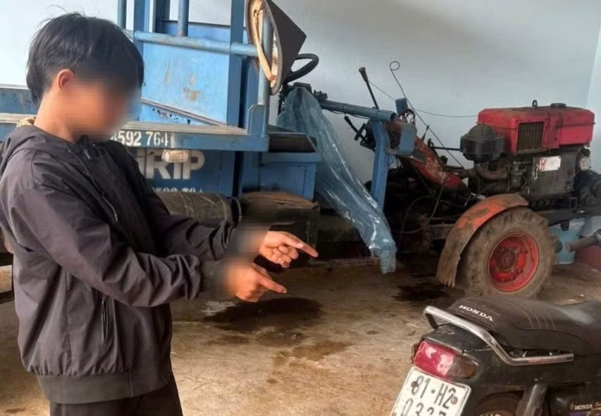Thiếu tiền x&agrave;i, 3 thiếu ni&ecirc;n giật 1,5 triệu đồng của người khuyết tật - Ảnh 1.