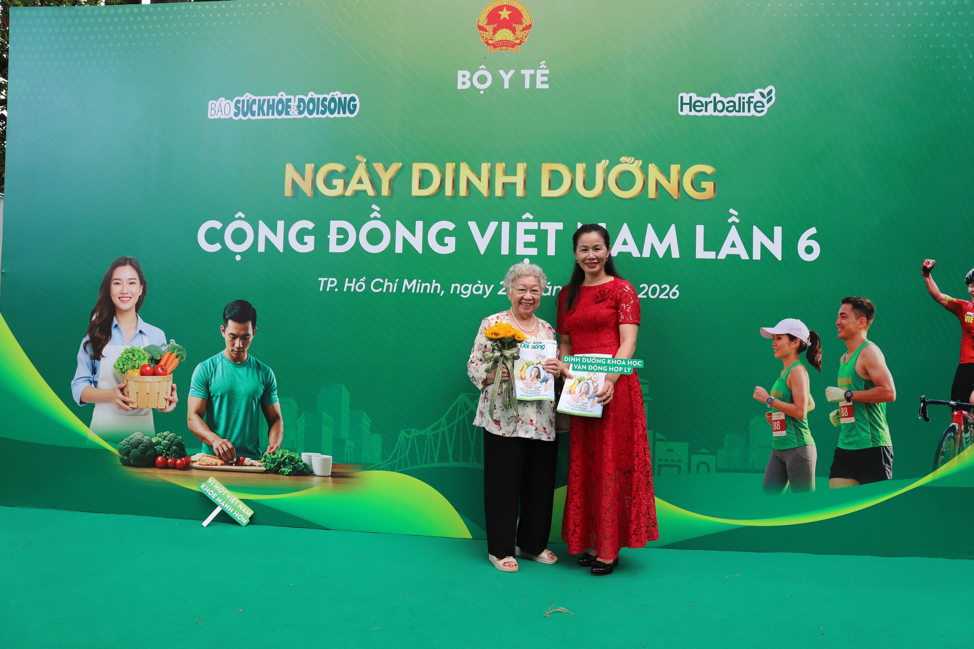 Người d&acirc;n h&agrave;o hứng kh&aacute;m sức khỏe miễn ph&iacute; tại Ng&agrave;y Dinh dưỡng cộng đồng Việt Nam lần 6- Ảnh 7.