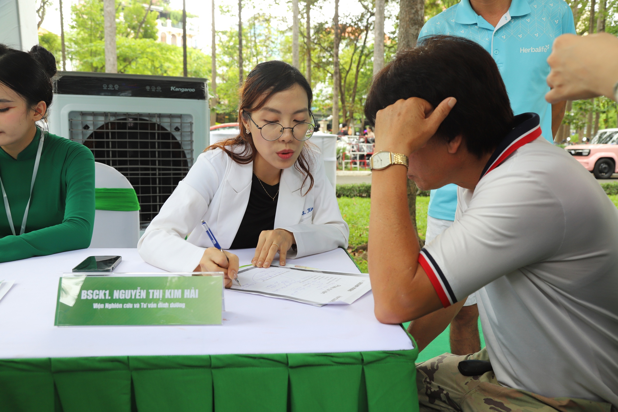 Người d&acirc;n h&agrave;o hứng kh&aacute;m sức khỏe miễn ph&iacute; tại Ng&agrave;y Dinh dưỡng cộng đồng Việt Nam lần 6- Ảnh 2.