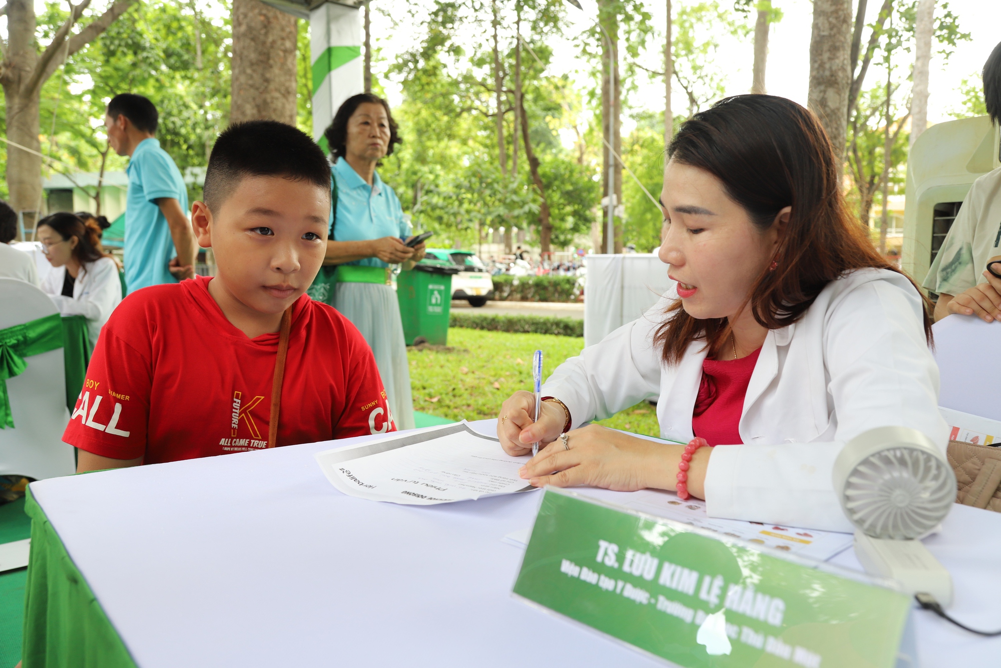 Người d&acirc;n h&agrave;o hứng kh&aacute;m sức khỏe miễn ph&iacute; tại Ng&agrave;y Dinh dưỡng cộng đồng Việt Nam lần 6- Ảnh 5.