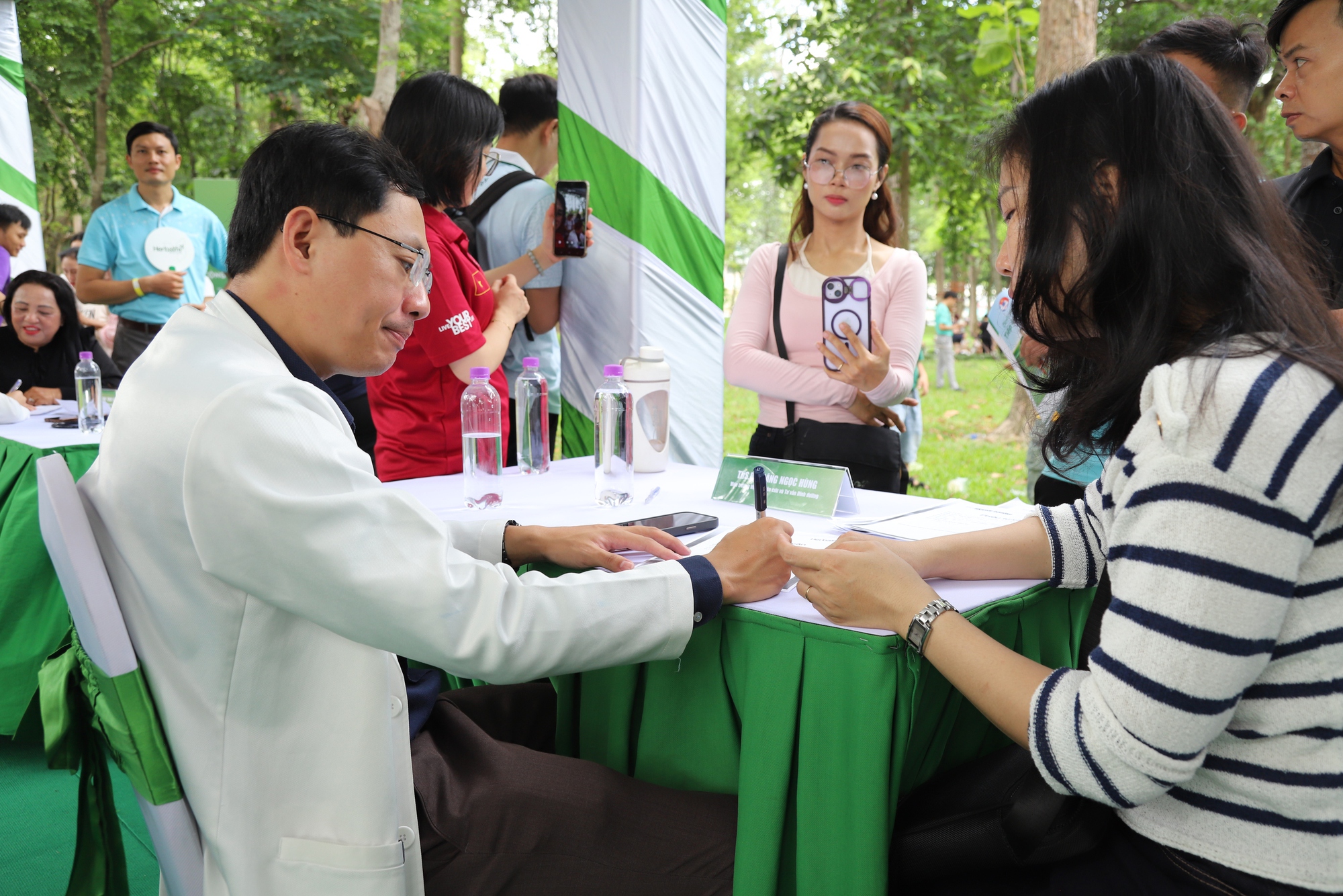 Người d&acirc;n h&agrave;o hứng kh&aacute;m sức khỏe miễn ph&iacute; tại Ng&agrave;y Dinh dưỡng cộng đồng Việt Nam lần 6- Ảnh 3.
