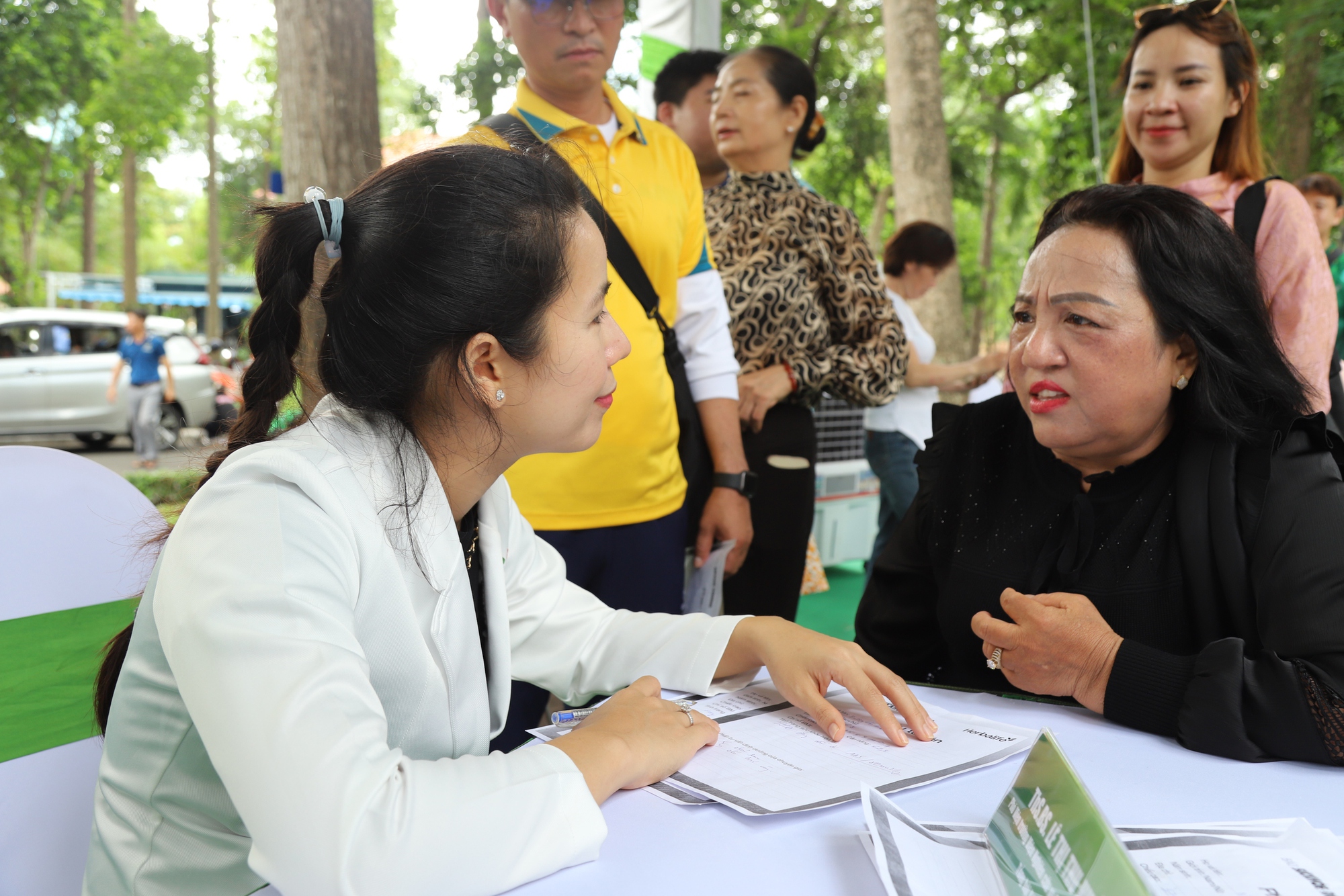 Người d&acirc;n h&agrave;o hứng kh&aacute;m sức khỏe miễn ph&iacute; tại Ng&agrave;y Dinh dưỡng cộng đồng Việt Nam lần 6- Ảnh 4.