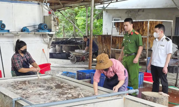 Tin s&aacute;ng 25/5: H&agrave; Nội: n&oacute;ng ngột ngạt, người d&acirc;n vật v&atilde; giữa &ldquo;chảo lửa&rdquo; 38,7 độ C; người d&ugrave;ng MXH c&oacute; h&agrave;nh vi sau bị phạt đến 50 triệu đồng  - Ảnh 4.