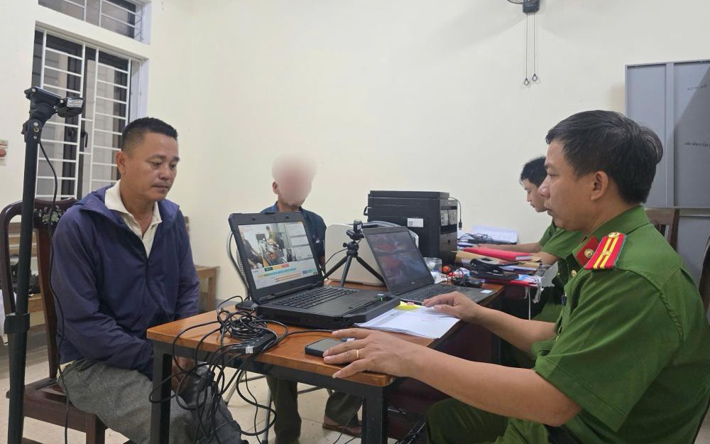 Khởi tố nh&oacute;m đối tượng d&ugrave;ng vỏ chai bia tấn c&ocirc;ng người đi đường - Ảnh 2.