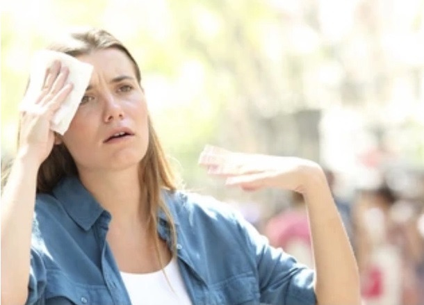 Say nắng, sốc nhiệt mùa hè: Nhận biết sớm dấu hiệu và cách xử trí đúng để tránh biến chứng nguy hiểm - Ảnh 1. Say nắng, sốc nhiệt mùa hè: Nhận biết sớm dấu hiệu và cách xử trí đúng để tránh biến chứng nguy hiểm - Ảnh 1.